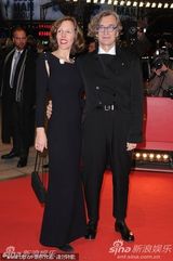 文德斯搂娇妻撑《皮娜》首映 德国总统夫妇秀恩爱