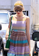 组图：泰勒-斯威夫特彩虹裙出街 红唇美肌玩转撞色