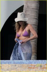 组图：安妮斯顿与神秘男拥吻 比基尼装性感惹火