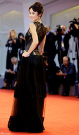 组图：《通往仙境》首映 欧嘉-柯瑞兰寇黑裙亮相