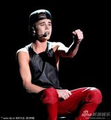 组图：比伯获奖开心熊抱老妈 演出随性抓裤裆