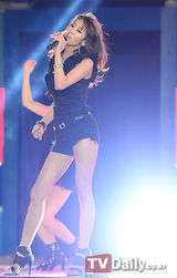 组图：2PM祐荣等激情出演音乐节目