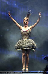 组图：蔡依林爆乳金属战袍开唱 造型火辣百变