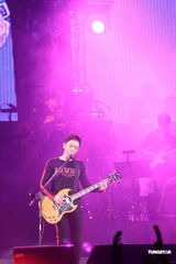 组图：黄贯中红馆卖力开唱 陈豪林保怡等助阵