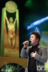 组图：EXO与Apink助阵颁奖礼 f(x)水晶捧奖