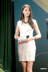 高清图：张梓琳主持学术慈善活动 分享工作心路历程