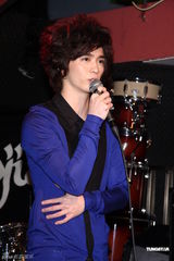 组图：纪佳松开唱潘玮柏红蛋献瑞 现场抱大腿