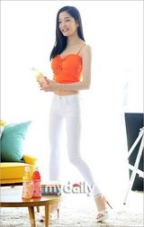 组图：清纯韩星李侑菲拍广告 穿吊带装秀事业线