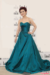 组图：Selina低胸备战金钟 不惧手臂伤疤