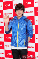 组图：李敏镐休闲装帅气亮相粉丝签名会