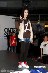 幻灯图：Lucas出席活动乖巧可爱 被粉丝尖叫吓哭