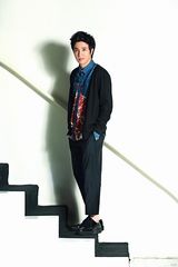 组图：薛之谦为时尚杂志拍摄大片 揭多面人生