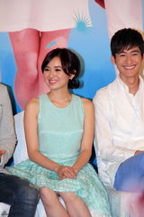 组图：《等待绽放》江铠同露背装亮相展现小性感