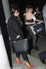 组图：贝嫂拖家带口遭围堵 美颜小七一脸无辜