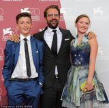 组图：《狼孩》发布 女主角裙装亮相显清纯