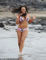 组图：巨乳女星比基尼肥肉外溢 水中摔倒似巨鲸