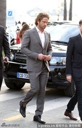 组图：杰拉德-巴特勒曝街头照 西装革履一脸严肃