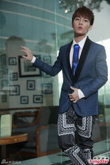 组图：炎亚轮精美写真 享受刻骨铭心恋爱