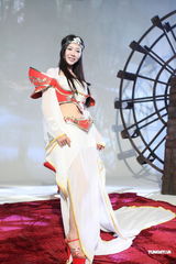 组图：巩新亮性感女娲装拍MV 大秀妖娆身材