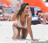 组图：星二代美女性感晒香乳 比基尼湿身甩肉臀