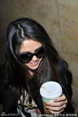 组图：赛琳娜与宅男粉丝大方合照显亲和