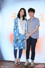 组图：好友青峰惊喜站台 路嘉欣发片泪洒舞台