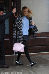 组图：绯闻女孩格纹大衣出行 遇大风头发凌乱
