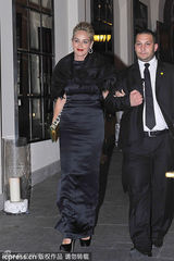 组图：莎朗斯通盛装出席 专人搀扶如老佛爷出巡