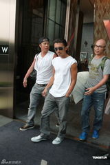 高清组图：谢霆锋香港拍广告 不回应婚变话题