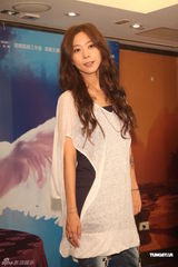 组图：陈绮贞演唱会加场顺利落幕 开香槟庆功