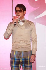 组图：郭富城个唱将凌空跳舞 带来全新超视觉享受