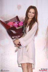 组图：周蕙粉裙亮相气质优雅 现场洒泪否认整形