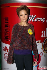 组图：卫兰渴望有爱情滋润 教友被拍后有所避忌