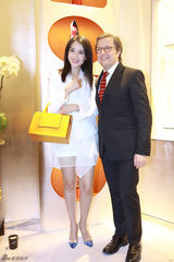 组图：高圆圆破怀孕传闻 与老外高层豪饮秀美腿