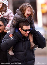 幻灯图集：休-杰克曼展慈父情怀 被女儿当马骑 