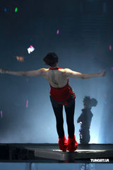 幻灯：郑秀文许志安相拥献唱 梁洛施李嘉欣捧场