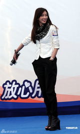 高清图：林志玲上海代言 不惧严寒七分袖亮相