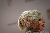 组图：Lady Gaga赴Bambi颁奖礼 金丝包头惨变榴莲