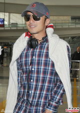 组图：谢霆锋返港休闲范儿 露笑容心情好