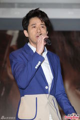 组图：光良献唱张信哲经典歌曲错词引尴尬