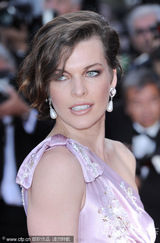 组图：乔沃维奇戛纳走秀大露背长裙性感