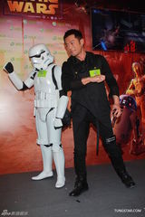 组图：古天乐代言游戏挥剑闯关 望周董体谅狗仔