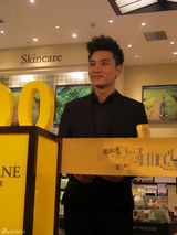 组图：贾乃亮做奶爸后首亮相