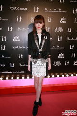 组图：周丽淇连诗雅干练造型亮相时装秀