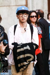 组图：账房先生华晨宇兼职摄像 张翰遭鹦鹉调戏