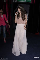 组图：萧亚轩田园风长裙亮相孙芸芸秀美腿抢镜