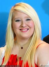 组图：《天堂希望》发布会 导演亲吻女星