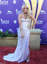 高清组图：凯莉-安德伍德裸色抹胸礼服性感亮相