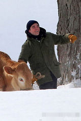 组图：帕丁森雪地拍新戏 穿棉袄变身“放牛娃”