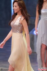 组图：港姐准决赛诞生10强 白纱裙秀腿抢镜